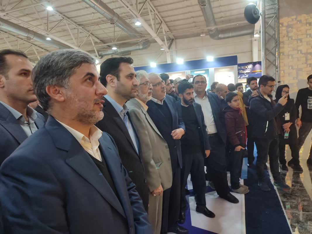 بازدید وزیر نفت و رئیس فرهنگستان زبان و ادب فارسی از غرفه استان یزد در نمایشگاه تهران